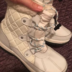 Bearpaw white winter boots sz 9